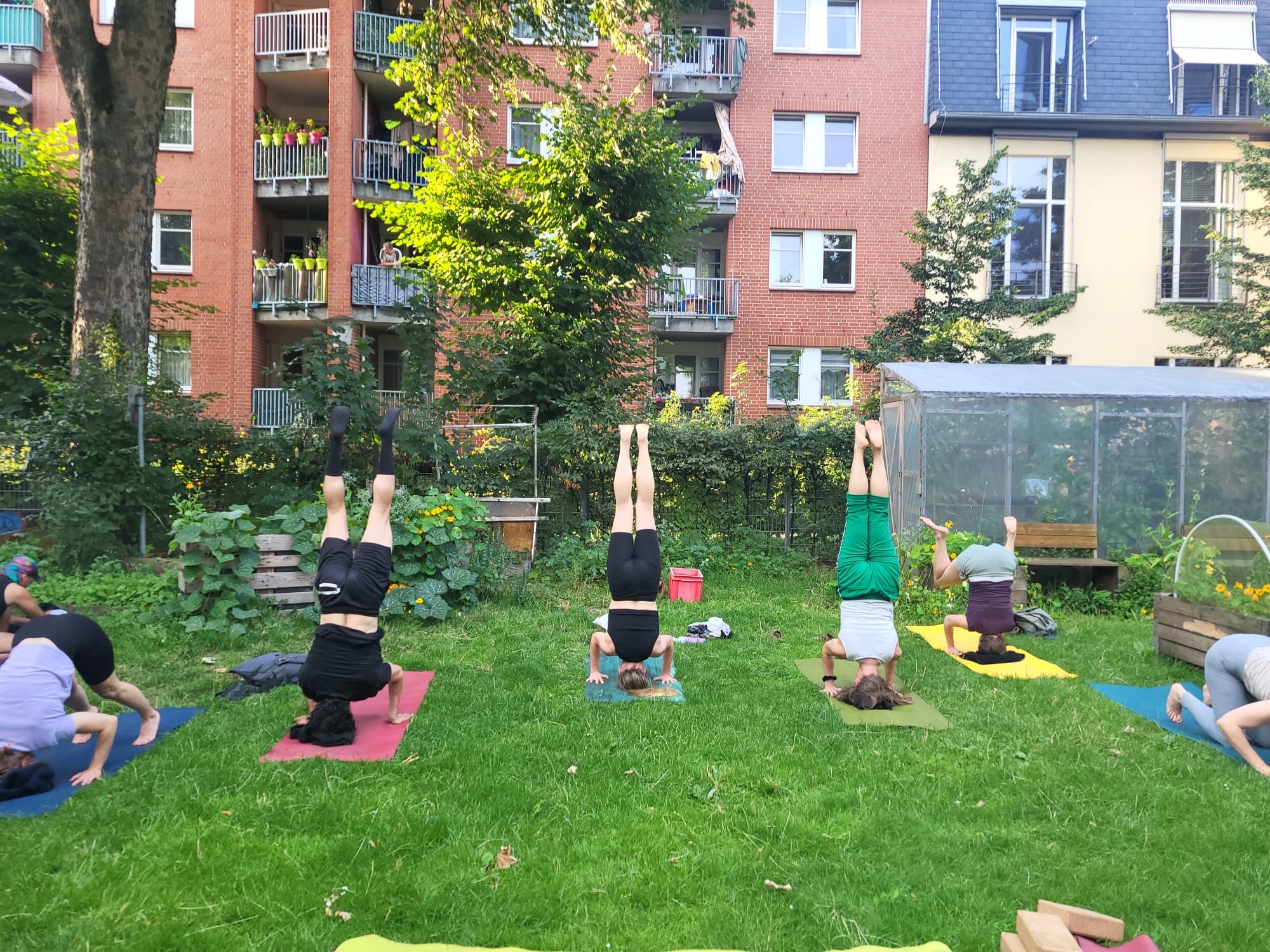 Yoga auf dem Gartendeck